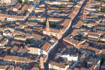 Vue d'oiseau de Comacchio dans le département Ferrara, Italie