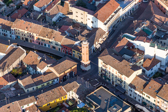 Vue aérienne de Tour Torre Civica sur une place entre des rues historiques étroites en Émilie-Romagne à Comacchio dans le département Ferrara, Italie