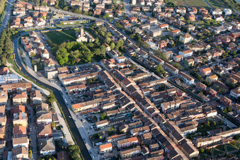Comacchio dans le département Ferrara, Italie d'un drone