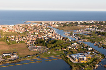 Photographie aérienne de Porto Garibaldi dans le département Émilie-Romagne, Italie