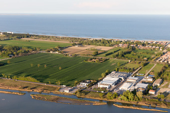 Porto Garibaldi dans le département Émilie-Romagne, Italie hors des airs