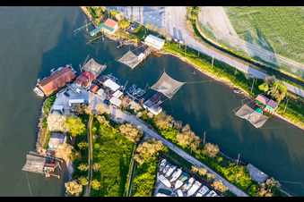 Vue aérienne de Pêcheurs au filet fluvial sur le canal en Porto Garibaldi en Émilie-Romagne à le quartier Porto Garibaldi in Comacchio dans le département Ferrara, Italie