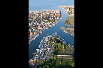 Vue aérienne de Canal vers la côte adriatique à Porto Garibaldi en Émilie-Romagne à Comacchio dans le département Ferrara, Italie
