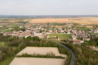 Vue aérienne de Dignano dans le département Frioul-Vénétie Julienne, Italie