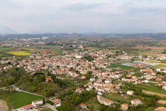 Vue aérienne de Carpacco dans le département Frioul-Vénétie Julienne, Italie