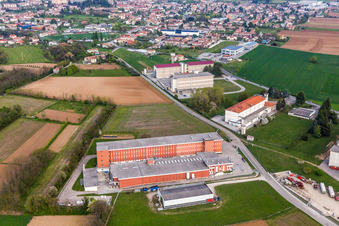 Vue aérienne de Entrepôts pour la maturation des jambons dans la zone industrielle de Prosciuttificio Friulano et Leoncini Prosciutti à San Daniele del Friuli dans le département Udine, Italie
