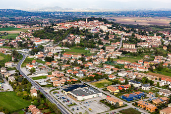 Vue aérienne de Vue des rues et des maisons dans les quartiers résidentiels à San Daniele del Friuli dans le département Udine, Italie