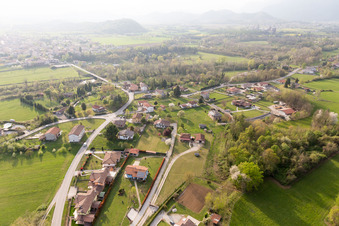 Vue aérienne de Borgo Ampiano dans le département Frioul-Vénétie Julienne, Italie
