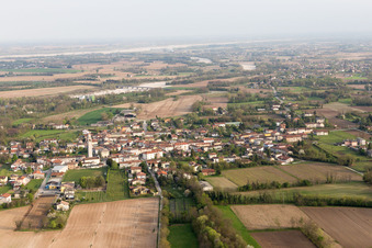 Vue aérienne de Tauriano dans le département Frioul-Vénétie Julienne, Italie