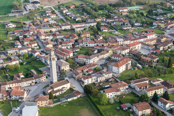 Vue aérienne de Clocher et toit de la tour de l'église de San Nicolò à Spilimbergo dans le département Pordenone, Italie