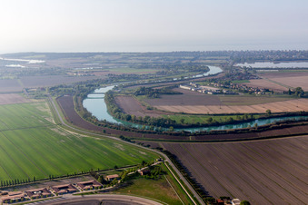 Vue aérienne de Aprilia Marittima dans le département Frioul-Vénétie Julienne, Italie