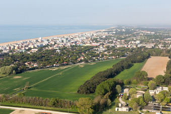 Vue d'oiseau de Lignano Riviera dans le département Frioul-Vénétie Julienne, Italie