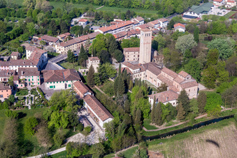 Vue aérienne de Bâtiment de l'église de l'abbaye de Santa Maria in Silvis à Sesto Al Reghena à Sesto al Reghena dans le département Pordenone, Italie