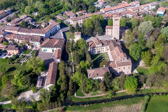 Vue aérienne de Bâtiment de l'église de l'abbaye de Santa Maria in Silvis à Sesto Al Reghena à Sesto al Reghena dans le département Pordenone, Italie