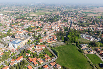 Vue aérienne de Vue des rues et des maisons dans les quartiers résidentiels à San Vito al Tagliamento dans le département Pordenone, Italie