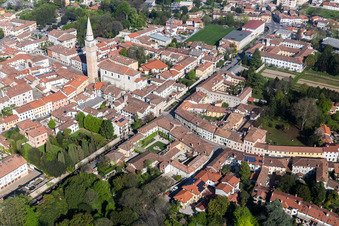 Vue aérienne de Cathédrale du Duomo di San Vito Al Tagliamento à San Vito al Tagliamento dans le département Pordenone, Italie