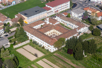 Vue aérienne de Monastère de la Visite SM à San Vito al Tagliamento dans le département Pordenone, Italie