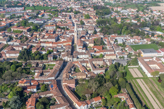 Vue aérienne de Vue des rues et des maisons dans les quartiers résidentiels à San Vito al Tagliamento dans le département Pordenone, Italie