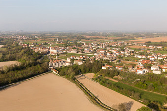 Vue aérienne de Bonzicco dans le département Frioul-Vénétie Julienne, Italie