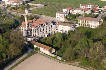 Vue aérienne de Dignano dans le département Frioul-Vénétie Julienne, Italie