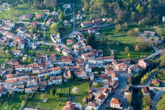 Vue aérienne de Vue sur le village à Travesio dans le département Pordenone, Italie