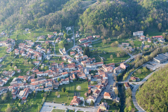 Vue aérienne de Travesio dans le département Pordenone, Italie