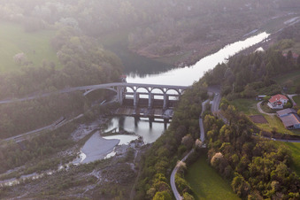 Vue aérienne de Viaduc de la structure du pont ferroviaire pour le tracé des voies ferrées sur le Torrente à Cavasso Nuovo dans le département Pordenone, Italie