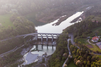 Photographie aérienne de Viaduc de la structure du pont ferroviaire pour le tracé des voies ferrées sur le Torrente à Cavasso Nuovo dans le département Pordenone, Italie
