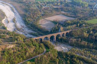 Vue oblique de Viaduc de la structure du pont ferroviaire pour le tracé des voies ferrées sur le Torrente à Cavasso Nuovo dans le département Pordenone, Italie