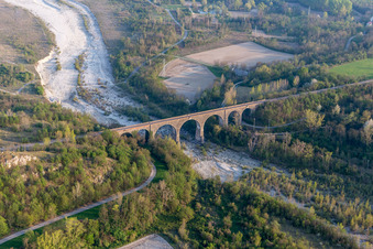Viaduc de la structure du pont ferroviaire pour le tracé des voies ferrées sur le Torrente à Cavasso Nuovo dans le département Pordenone, Italie d'en haut