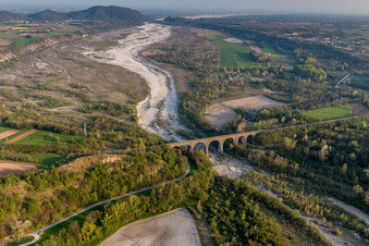 Viaduc de la structure du pont ferroviaire pour le tracé des voies ferrées sur le Torrente à Cavasso Nuovo dans le département Pordenone, Italie hors des airs