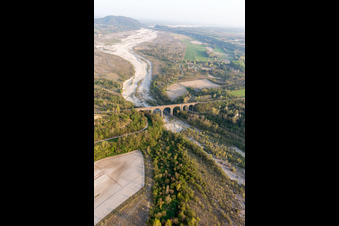 Viaduc de la structure du pont ferroviaire pour le passage des voies ferrées sur le Torrente à Cavasso Nuovo dans le département Pordenone, Italie vue d'en haut