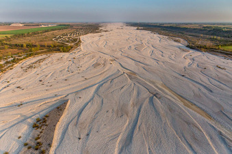 Vue aérienne de Bancs de gravier dans le lit de la rivière Tagliamento exposés par les basses eaux à Vajont dans le département Pordenone, Italie