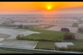 Vue aérienne de Coucher de soleil sur le paysage du Tagliamento à Domanins à le quartier Rauscedo-Domanins in San Giorgio della Richinvelda dans le département Pordenone, Italie