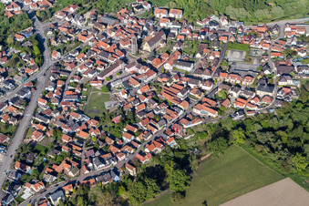Vue aérienne de Vue des rues et des maisons dans les quartiers résidentiels à Seltz dans le département Bas Rhin, France