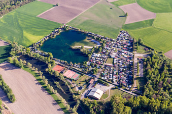 Vue aérienne de Camping Die Grune Les Peupliers en bord de lac à Seltz dans le département Bas Rhin, France