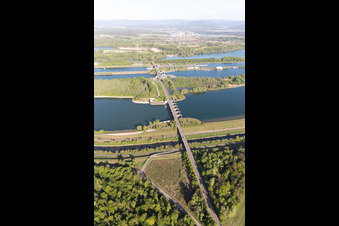 Vue aérienne de Écluse du Rhin d'Iffezheim à Beinheim dans le département Bas Rhin, France