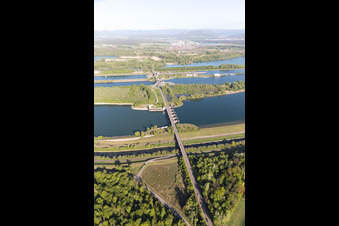 Écluse du Rhin d'Iffezheim à Roppenheim dans le département Bas Rhin, France hors des airs