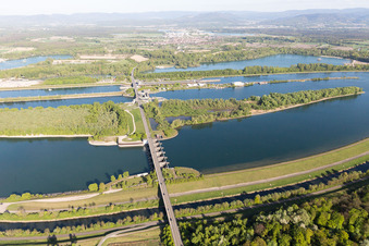 Écluse du Rhin d'Iffezheim à Roppenheim dans le département Bas Rhin, France vue d'en haut