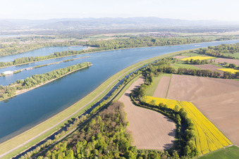 Écluse du Rhin d'Iffezheim à Roppenheim dans le département Bas Rhin, France depuis l'avion