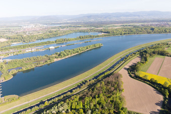 Vue d'oiseau de Écluse du Rhin d'Iffezheim à Roppenheim dans le département Bas Rhin, France