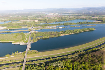 Écluse du Rhin d'Iffezheim à Roppenheim dans le département Bas Rhin, France vue du ciel