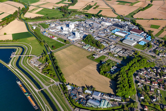 Vue oblique de Centre logistique UHU et Dow MF Produktions GmbH & Co. Ohg à le quartier Greffern in Rheinmünster dans le département Bade-Wurtemberg, Allemagne