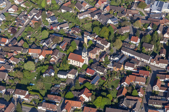 Vue aérienne de Congrégation de l'Église de la Croix évangélique à le quartier Scherzheim in Lichtenau dans le département Bade-Wurtemberg, Allemagne