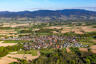Vue aérienne de De l'ouest à le quartier Unzhurst in Ottersweier dans le département Bade-Wurtemberg, Allemagne