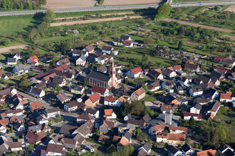 Vue aérienne de Saint Cyriaque à le quartier Unzhurst in Ottersweier dans le département Bade-Wurtemberg, Allemagne