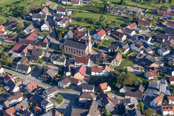 Vue aérienne de Église paroissiale de Saint-Cyriaque à Unzhurst à le quartier Unzhurst in Ottersweier dans le département Bade-Wurtemberg, Allemagne