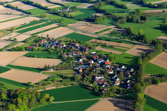 Vue aérienne de Vue du village depuis le nord-ouest à le quartier Unzhurst in Ottersweier dans le département Bade-Wurtemberg, Allemagne