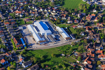 Vue aérienne de Vue de la ville avec l'usine Regenold Bausysteme à le quartier Vimbuch in Bühl dans le département Bade-Wurtemberg, Allemagne