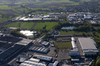 Vue aérienne de Zone industrielle à le quartier Vimbuch in Bühl dans le département Bade-Wurtemberg, Allemagne